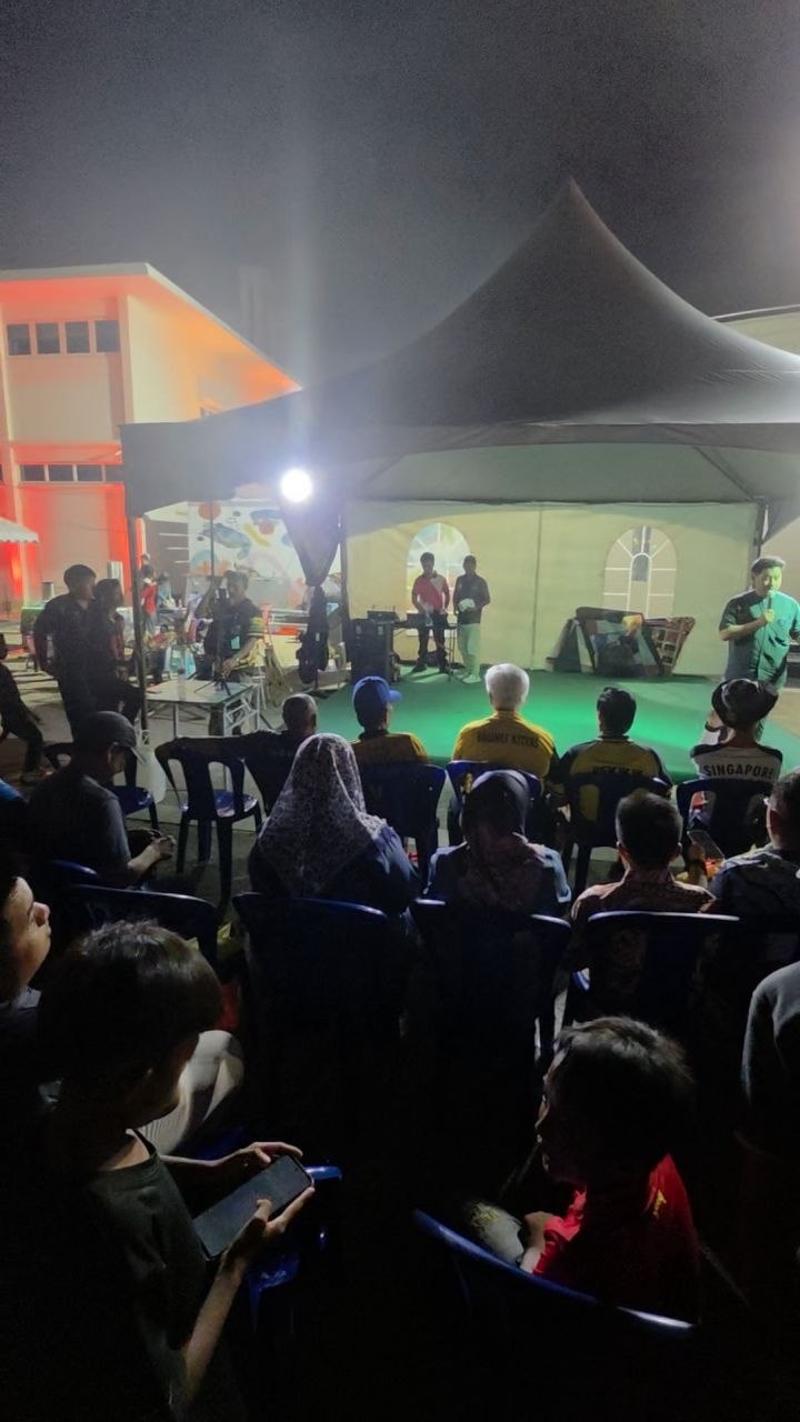 Audience watching the Pesta Seni Rakyat stage programme at Dermaga Diraja