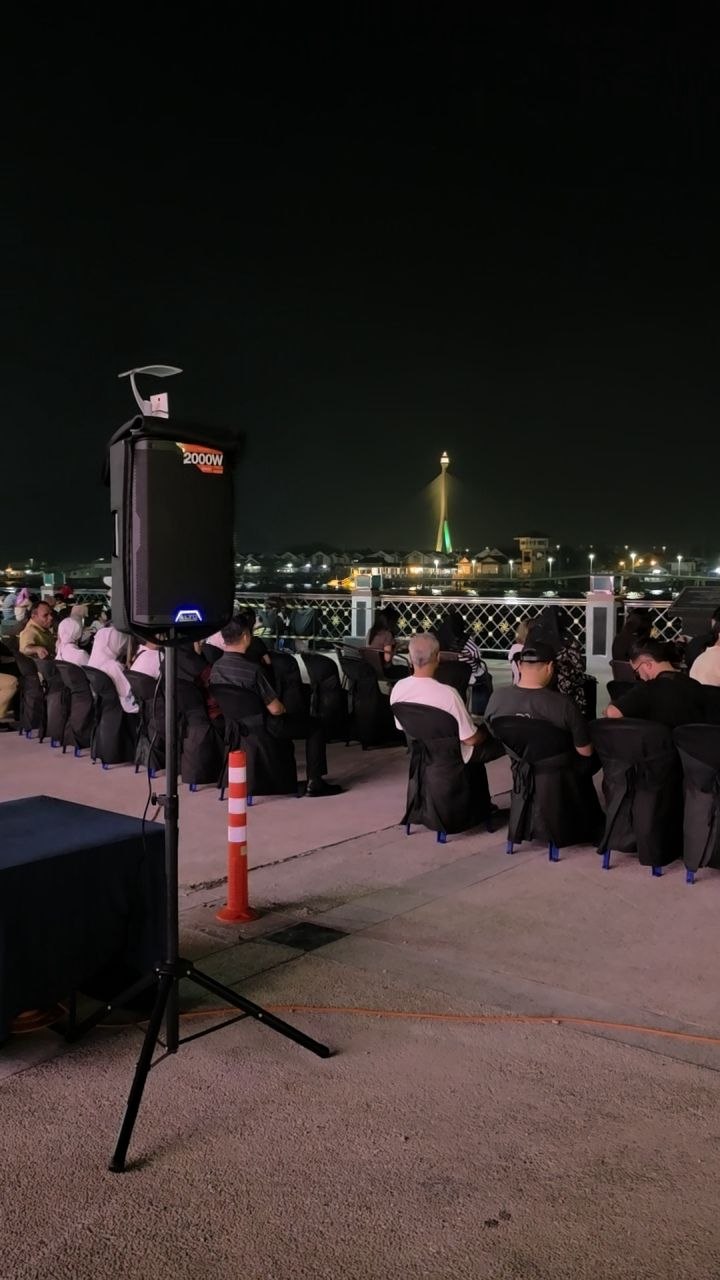 Alto TS410 supporting a seated audience area beside Dermaga Diraja
